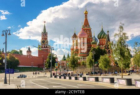 Moskau - 20. Juli 2020: Kreml und Basilius`s Kathedrale auf dem Roten Platz in Moskau, Russland. Dieser Ort ist die Top-Touristenattraktion von Moskau. Blick auf die hist Stockfoto
